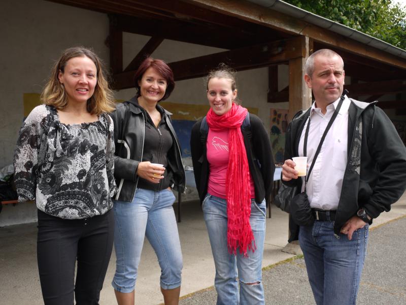 Evelyne, son mari, Nelly et Julie.