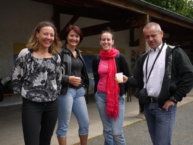Evelyne, son mari, Nelly et Julie